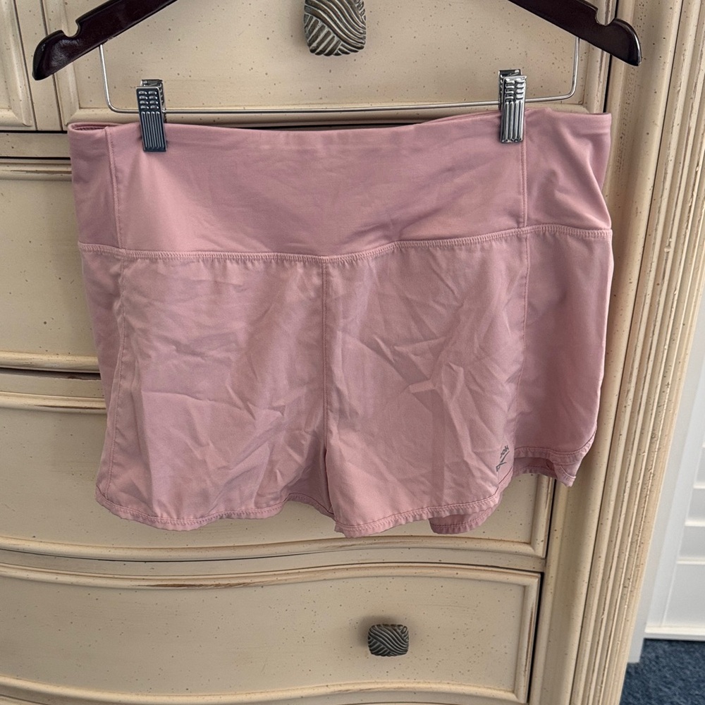 Reebok Women's Light Pink Athletic Shorts. 3”inseam. Inside panty